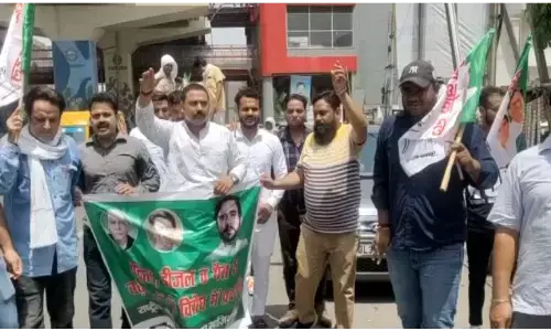 रालोद कार्यकर्ताओं ने अनोखे अंदाज़ में किया पेट्रोल डीज़ल की बढ़ती क़ीमतों का विरोध रालोद कार्यकर्ताओं ने अनोखे अंदाज़ में किया पेट्रोल डीज़ल की बढ़ती क़ीमतों का विरोध