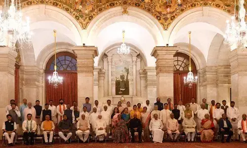 राष्ट्रपति ने पीएम मोदी की सलाह पर मंत्रियों को विभाग सौंपे, देखिये पूरी सूची राष्ट्रपति ने पीएम मोदी की सलाह पर मंत्रियों को विभाग सौंपे, देखिये पूरी सूची