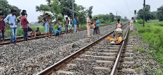 मुजफ्फरपुर के सकरा थाना क्षेत्र में ट्रेन की चपेट में आने से एक व्यक्ति की मौत हो गई