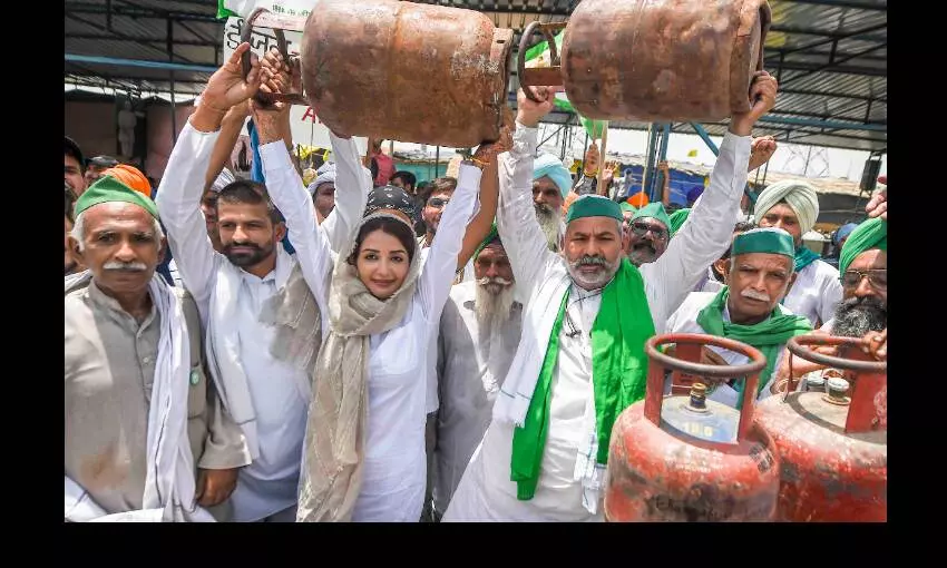 कृषि कानूनों के खिलाफ प्रदर्शन कर रहे किसानों ने अब बढ़ती महंगाई पर भी बोला हल्ला