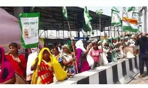 महंगाई का विरोध करने किसान सिलेंडर लेकर सडकों पर उतरे, विपक्ष घर में घुस गया महंगाई का विरोध करने किसान सिलेंडर लेकर सडकों पर उतरे, विपक्ष घर में घुस गया