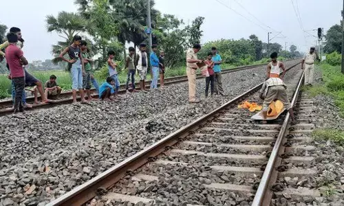 मुजफ्फरपुर के सकरा थाना क्षेत्र में ट्रेन की चपेट में आने से एक व्यक्ति की मौत हो गई