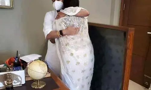 इस आत्मीय तस्वीर में नहीं आपकी आंख में मवाद इस आत्मीय तस्वीर में नहीं आपकी आंख में मवाद