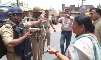 ब्लॅाक प्रमुख चुनाव: इटावा में एसपी सिटी को मारा थप्पड़,  बीडीसी के हाथ से पेपर छीनकर दूसरे ने डाल दिया वोट ब्लॅाक प्रमुख चुनाव: इटावा में एसपी सिटी को मारा थप्पड़,  बीडीसी के हाथ से पेपर छीनकर दूसरे ने डाल दिया वोट