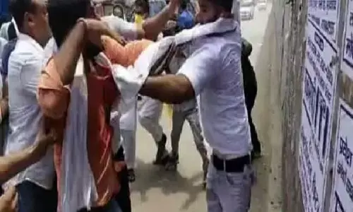 उत्तर प्रदेश में ब्लॉक चुनाव के दौरान, इन जिलों में मचा बवाल.. उत्तर प्रदेश में ब्लॉक चुनाव के दौरान, इन जिलों में मचा बवाल..