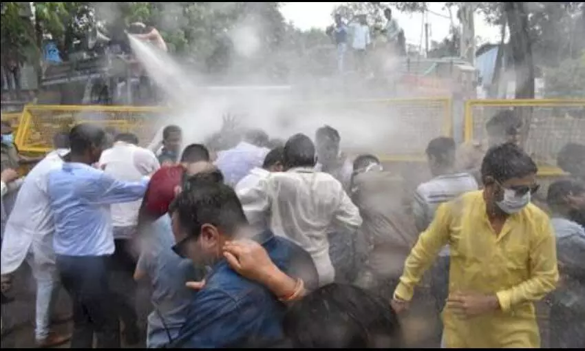 दिग्विजय सिंह के प्रदर्शन के दौरान पुलिस ने चलाया वॉटर कैनन, कांग्रेस ने लगाया ये गंभीर आरोप