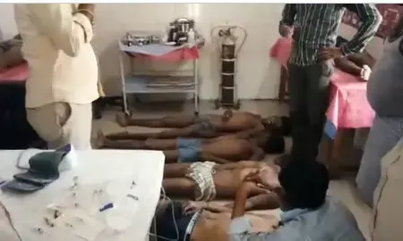 Madhya Pradesh में बड़ा हादसा: करंट लगने से एक ही परिवार के 6 लोगों की मौत Madhya Pradesh में बड़ा हादसा: करंट लगने से एक ही परिवार के 6 लोगों की मौत