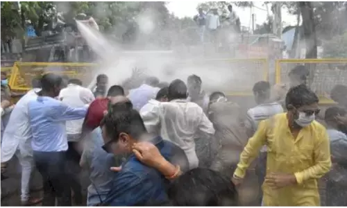 दिग्विजय सिंह के प्रदर्शन के दौरान पुलिस ने चलाया वॉटर कैनन, कांग्रेस ने लगाया ये गंभीर आरोप दिग्विजय सिंह के प्रदर्शन के दौरान पुलिस ने चलाया वॉटर कैनन, कांग्रेस ने लगाया ये गंभीर आरोप