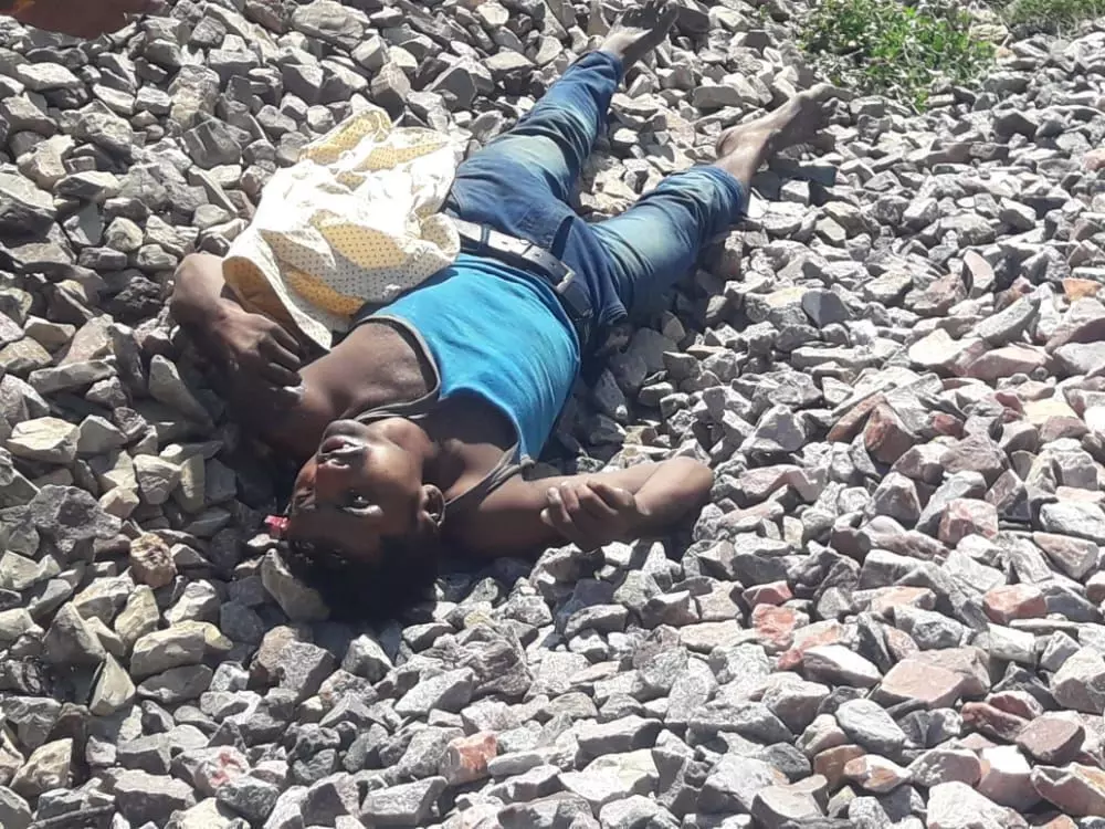 रेलवे लाइन में फिर मिली अज्ञात युवक की लाश, शेयर कर पहचान करने में मदद करें रेलवे लाइन में फिर मिली अज्ञात युवक की लाश, शेयर कर पहचान करने में मदद करें