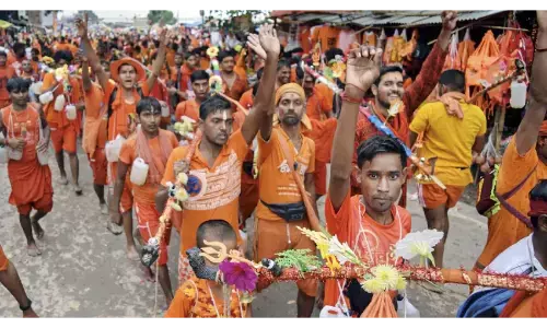 कांवड़ यात्रा को सीएम योगी ने दी मंजूरी,SC ने लिया संज्ञान कांवड़ यात्रा को सीएम योगी ने दी मंजूरी,SC ने लिया संज्ञान