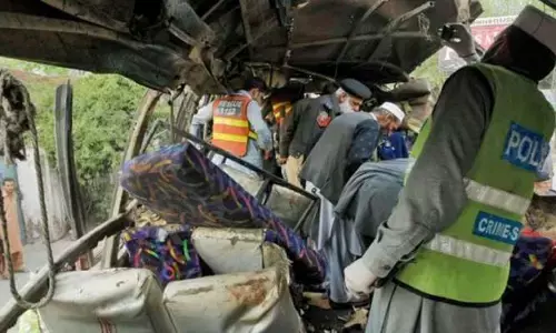 पाकिस्तान में चीनी नागरिकों से भरी बस को बम से उड़ाया, 10 लोगों की मौत, कई जख्मी पाकिस्तान में चीनी नागरिकों से भरी बस को बम से उड़ाया, 10 लोगों की मौत, कई जख्मी