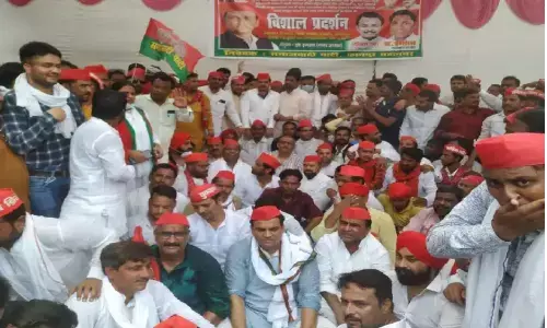 सपा कार्यकर्ताओं का योगी सरकार के खिलाफ जोरदार प्रदर्शन सपा कार्यकर्ताओं का योगी सरकार के खिलाफ जोरदार प्रदर्शन