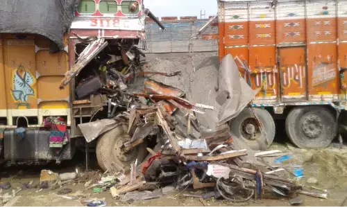 रेत से भरे ट्रक मैं पीछे से आ रहे ट्रक ने मारी टक्कर, एक व्यक्ति ही मौके पर ही मौत,दो लोग गंभीर रूप से घायल रेत से भरे ट्रक मैं पीछे से आ रहे ट्रक ने मारी टक्कर, एक व्यक्ति ही मौके पर ही मौत,दो लोग गंभीर रूप से घायल