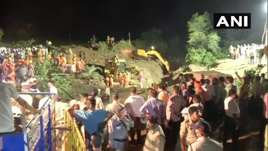 MP : 8 साल की बच्ची को बचाने गए 30 लोग कुएं में जा गिरे, 4 की मौत, 11 लोग लापता MP : 8 साल की बच्ची को बचाने गए 30 लोग कुएं में जा गिरे, 4 की मौत, 11 लोग लापता