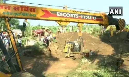 Major accident in Madhya Pradesh:आठ साल की बच्ची का रेस्क्यू ऑपरेशन देखने के दौरान 40 लोग कुएं में गिरे, 4 लोगों की मौत 11 लापता Major accident in Madhya Pradesh:आठ साल की बच्ची का रेस्क्यू ऑपरेशन देखने के दौरान 40 लोग कुएं में गिरे, 4 लोगों की मौत 11 लापता