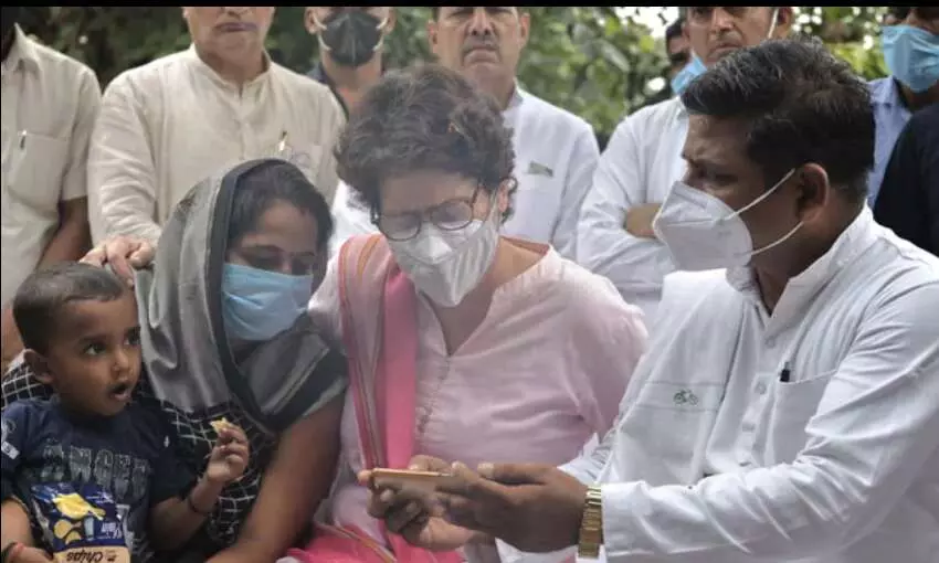 प्रियंका गाँधी ने योगी सरकार को जमकर घेरा,कहा यूपी में लोकतंत्र की धज्जियां उड़ाई जा रही हैं