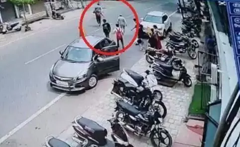 आगरा में दिनदहाड़े घटना को दिया अंजाम,17 किलो सोने के जेवरात समेत पांच लाख रुपये लूटकर ले गए बदमाश आगरा में दिनदहाड़े घटना को दिया अंजाम,17 किलो सोने के जेवरात समेत पांच लाख रुपये लूटकर ले गए बदमाश