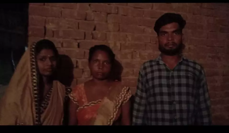 असलहे की नोक पर बदमाशों ने बाइक सवार परिवार को लूटा असलहे की नोक पर बदमाशों ने बाइक सवार परिवार को लूटा