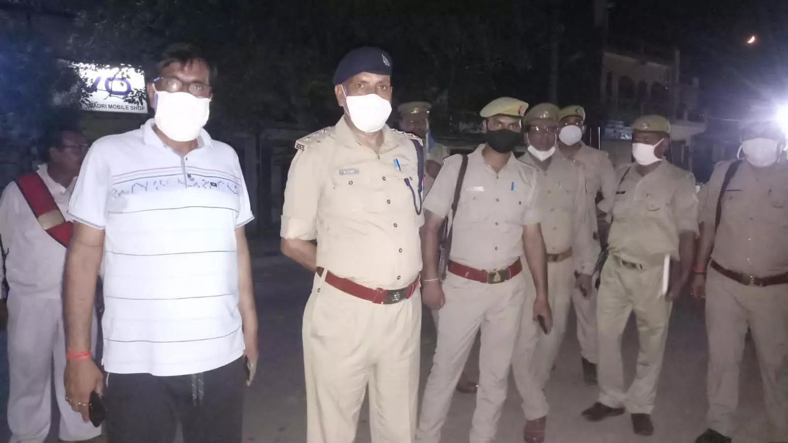 एसडीएम व सीओ ने पकड़ा मिलावटी तेल का खेल एसडीएम व सीओ ने पकड़ा मिलावटी तेल का खेल