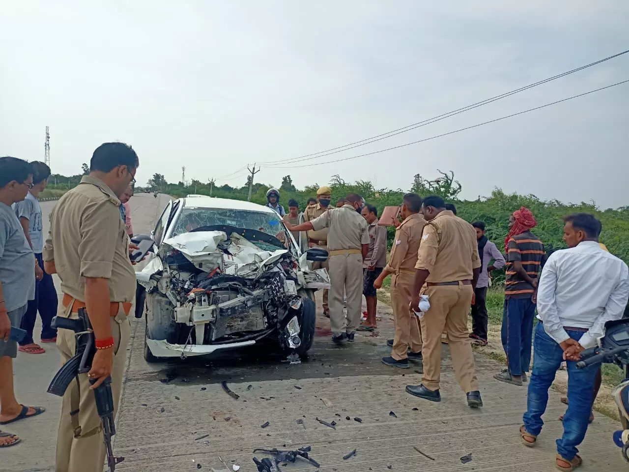 सड़क हादसे मे एक ही परिवार के चार लोगों की मौत सड़क हादसे मे एक ही परिवार के चार लोगों की मौत