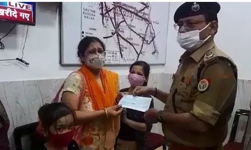 बुलन्दशहर SSP ने पेश की मानवता की मिसाल: गरीब महिला को चेक देते समय SSP और महिला फफक फफक कर रो पड़े