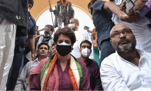 प्रियंका गांधी के मौन धरने को पर प्रदेश अध्यक्ष समेत सैकड़ों कार्यकर्ताओं पर हजरतगंज पुलिस ने दर्ज किया FIR प्रियंका गांधी के मौन धरने को पर प्रदेश अध्यक्ष समेत सैकड़ों कार्यकर्ताओं पर हजरतगंज पुलिस ने दर्ज किया FIR