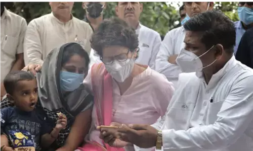 प्रियंका गाँधी ने योगी सरकार को जमकर घेरा,कहा यूपी में लोकतंत्र की धज्जियां उड़ाई जा रही हैं