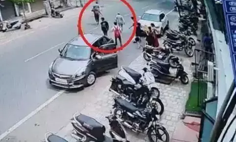 आगरा में दिनदहाड़े घटना को दिया अंजाम,17 किलो सोने के जेवरात समेत पांच लाख रुपये लूटकर ले गए बदमाश आगरा में दिनदहाड़े घटना को दिया अंजाम,17 किलो सोने के जेवरात समेत पांच लाख रुपये लूटकर ले गए बदमाश