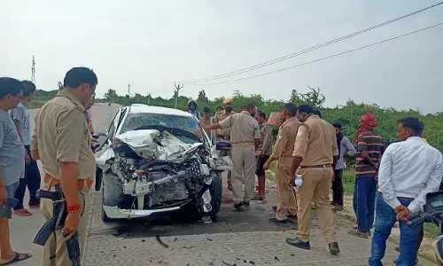 सड़क हादसे मे एक ही परिवार के चार लोगों की मौत सड़क हादसे मे एक ही परिवार के चार लोगों की मौत