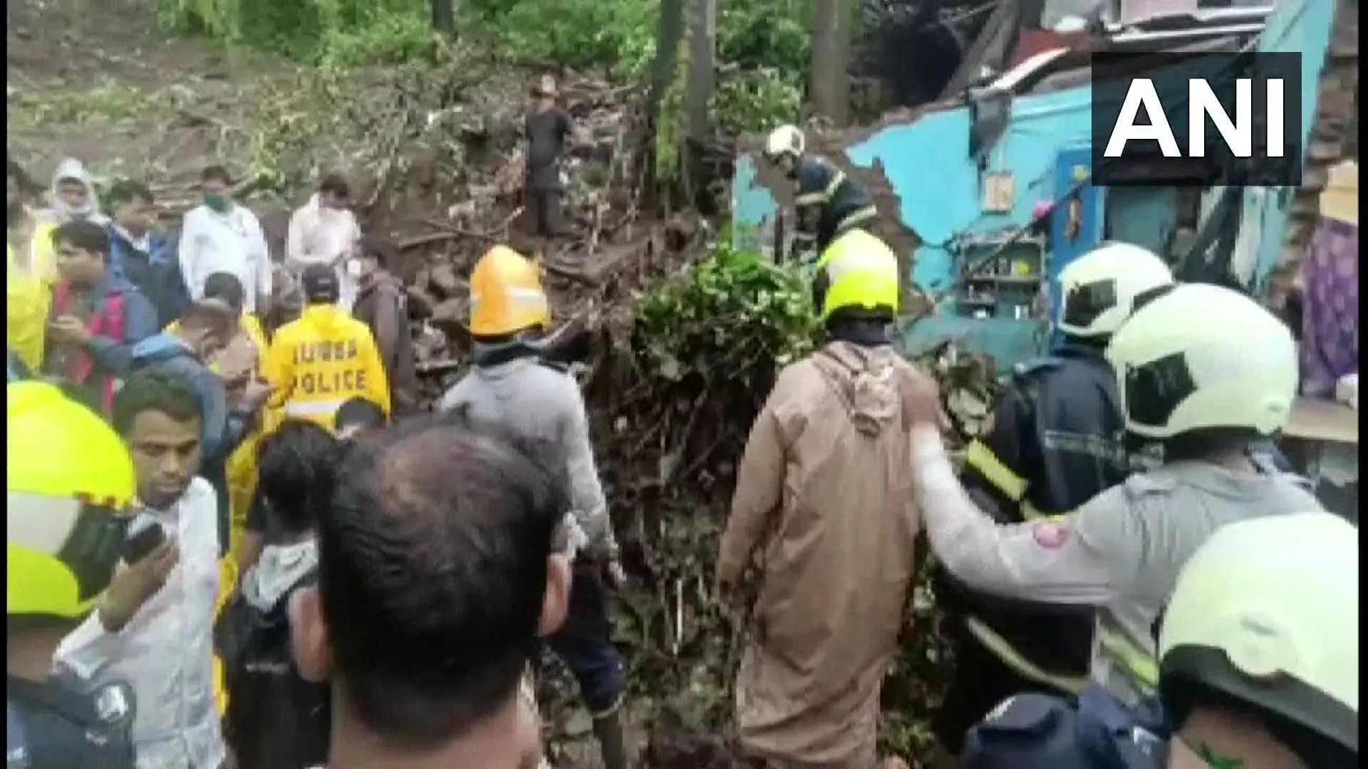 मुंबई में आफत की बारिश : चेंबूर और विक्रोली में दीवार गिरने से 14 लोगों की मौत