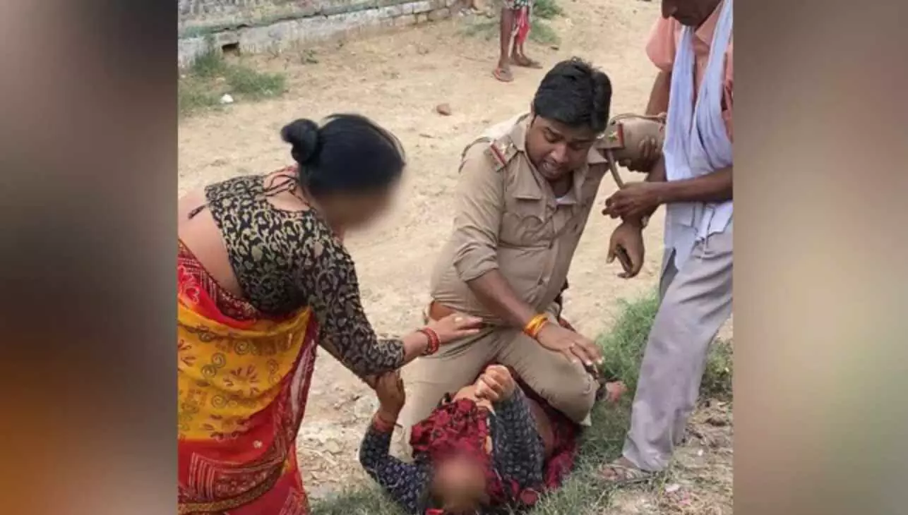 UP : महिला के ऊपर बैठे दरोगा का Video वायरल, अखिलेश यादव ने साधा निशाना UP : महिला के ऊपर बैठे दरोगा का Video वायरल, अखिलेश यादव ने साधा निशाना