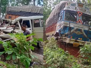 बोलेरो और ट्रक की टक्कर में नायब तहसीलदार समेत तीन की मौत