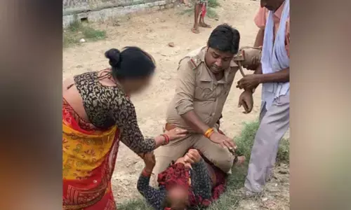 UP : महिला के ऊपर बैठे दरोगा का Video वायरल, अखिलेश यादव ने साधा निशाना UP : महिला के ऊपर बैठे दरोगा का Video वायरल, अखिलेश यादव ने साधा निशाना