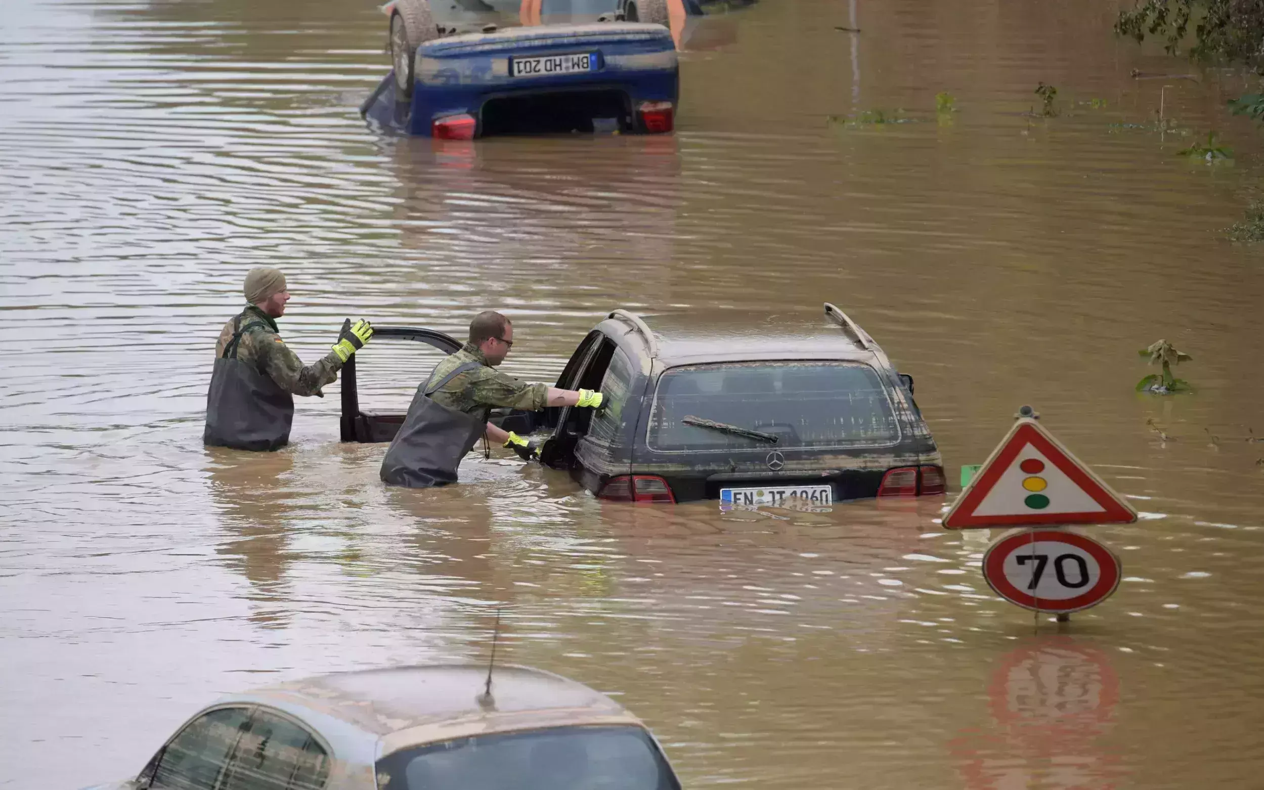 दुनिया भर में मौसम चरम पर,  जर्मनी में बाढ़, ग्रीक के जंगलो की आग और डेथ वैली में सूखा..