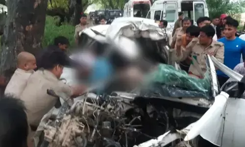 कासगंज में भीषण हादसा: सिढ़पुरा में पेड़ से टकराई कार, तीन लोगों की मौत, सीएम योगी ने जताया दुःख