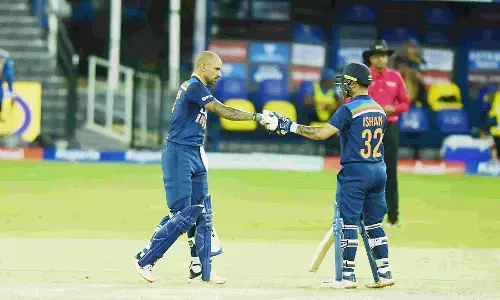 भारत ने श्रीलंका को 7 विकेट से हराया : ईशान ने डेब्यू वनडे में 59 रन की पारी खेली; धवन ने 33वीं फिफ्टी लगाई भारत ने श्रीलंका को 7 विकेट से हराया : ईशान ने डेब्यू वनडे में 59 रन की पारी खेली; धवन ने 33वीं फिफ्टी लगाई