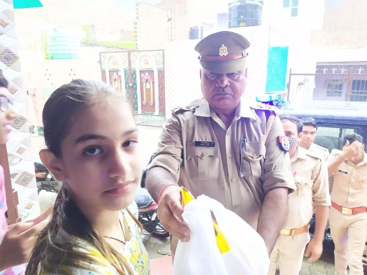 जब अचानक शहीद की बेटी के जन्मदिन पर केक लेकर घर पहुंची मथुरा पुलिस, परिवार ने जताई ख़ुशी