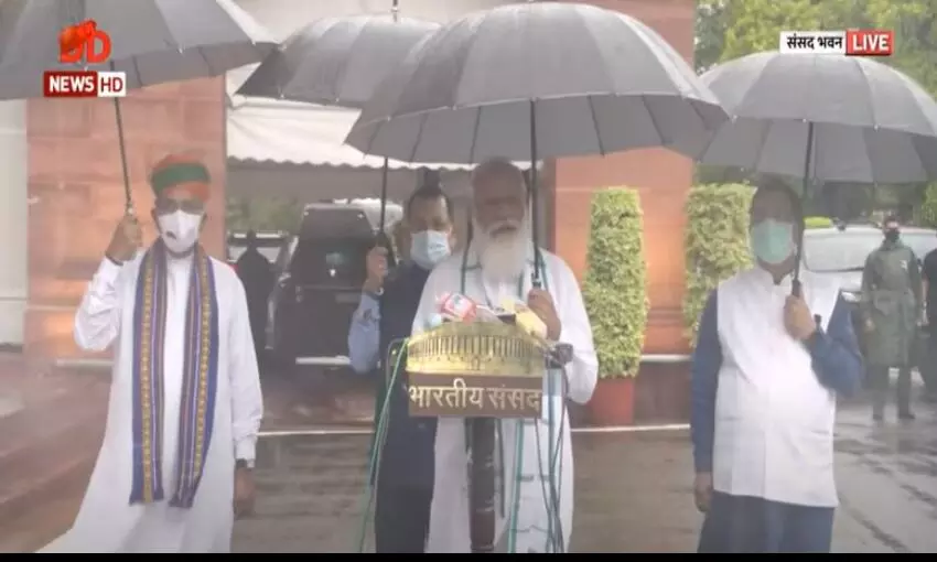 छाता ले संसद पहुंचे PM मोदी, मानसून सत्र शुरू होने से पहले बोले - कोरोना की लड़ाई छाता ले संसद पहुंचे PM मोदी, मानसून सत्र शुरू होने से पहले बोले - कोरोना की लड़ाई