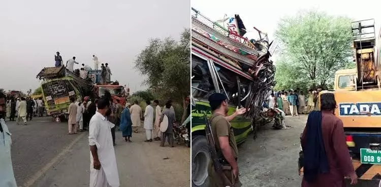 पाकिस्तान में बड़ा हादसा : डेरा गाजी खान में बस हादसे में 30 लोगों की मौत, कई लोग घायल पाकिस्तान में बड़ा हादसा : डेरा गाजी खान में बस हादसे में 30 लोगों की मौत, कई लोग घायल