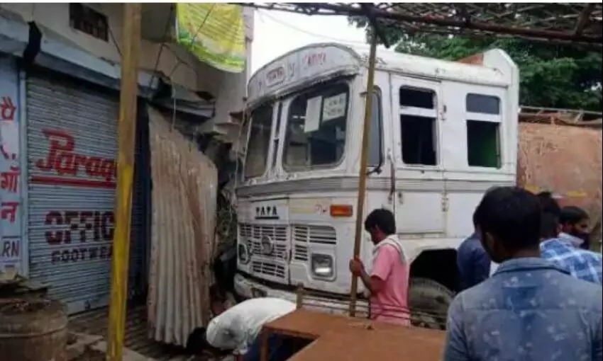 बैंक की बिल्डिंग में घुसा टैंकर, एक युवक की मौत बैंक की बिल्डिंग में घुसा टैंकर, एक युवक की मौत