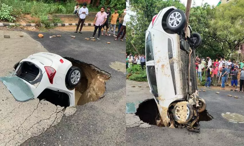 दिल्ली में बारिश बनी आफत, कार सड़क में समाई, बाहर निकालने को मंगानी पड़ी क्रेन