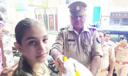 जब अचानक शहीद की बेटी के जन्मदिन पर केक लेकर घर पहुंची मथुरा पुलिस, परिवार ने जताई ख़ुशी