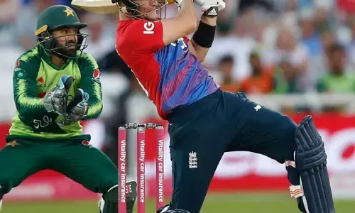 इंग्लैंड के इस बल्लेबाज़ ने जड़ा 122 मीटर लम्बा छक्का, देखें विडियो इंग्लैंड के इस बल्लेबाज़ ने जड़ा 122 मीटर लम्बा छक्का, देखें विडियो