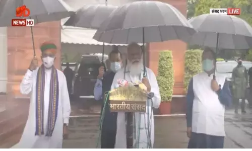छाता ले संसद पहुंचे PM मोदी,  मानसून सत्र शुरू होने से पहले बोले - कोरोना की लड़ाई छाता ले संसद पहुंचे PM मोदी,  मानसून सत्र शुरू होने से पहले बोले - कोरोना की लड़ाई