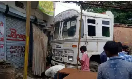 बैंक की बिल्डिंग में घुसा टैंकर, एक युवक की मौत बैंक की बिल्डिंग में घुसा टैंकर, एक युवक की मौत