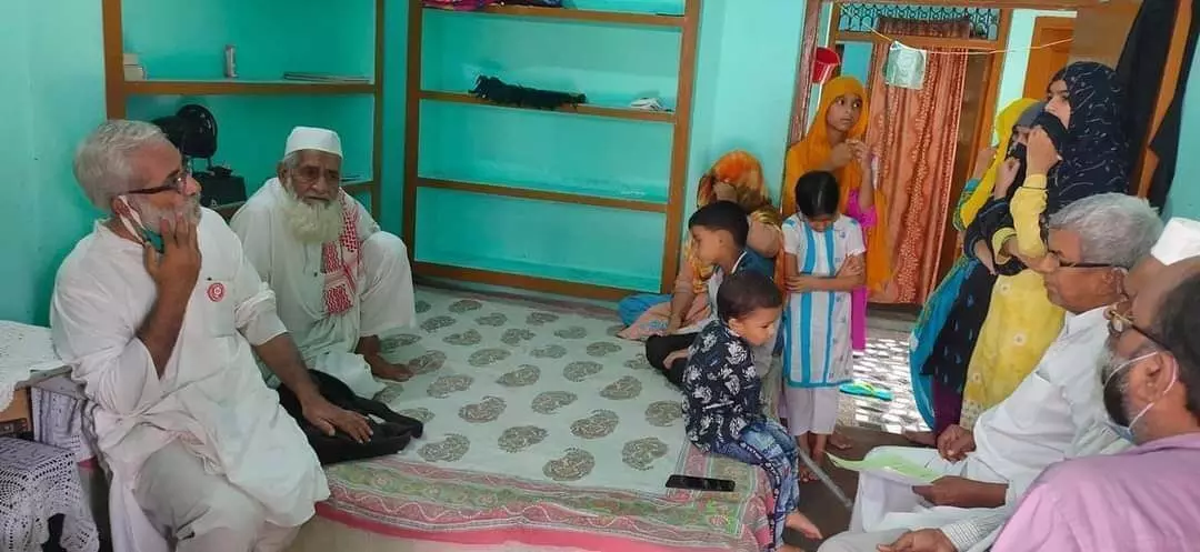 लखनऊ से आतंकवाद के नाम पर गिरफ्तार मुस्तकीम के परिजनों से मुलाकात की गई लखनऊ से आतंकवाद के नाम पर गिरफ्तार मुस्तकीम के परिजनों से मुलाकात की गई