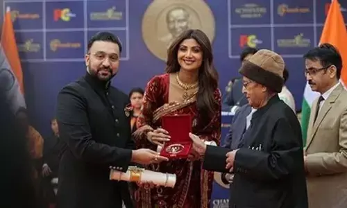 (फ़ोटो में राज कुंद्रा चैंपियन ऑफ चेंज इनाम ले रहे हैं)