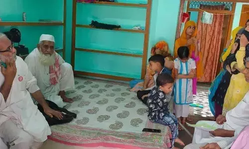 लखनऊ से आतंकवाद के नाम पर गिरफ्तार मुस्तकीम के परिजनों से मुलाकात की गई लखनऊ से आतंकवाद के नाम पर गिरफ्तार मुस्तकीम के परिजनों से मुलाकात की गई