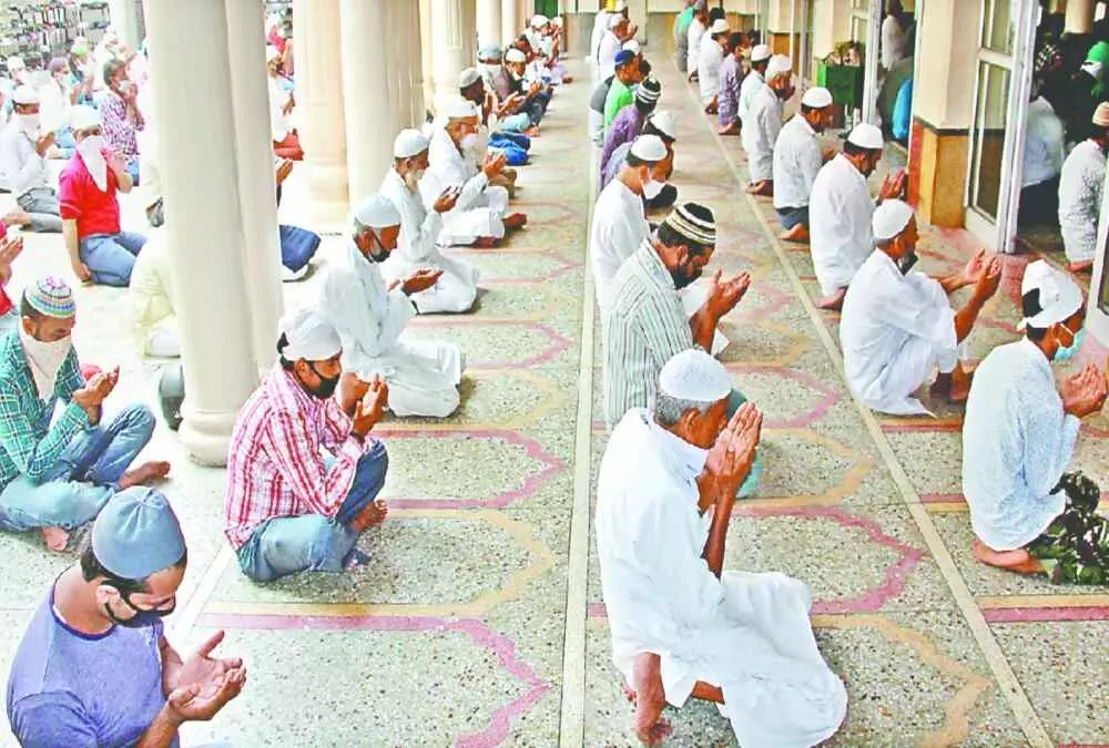 सादगी के साथ मनाई गई बकरा ईद, घरों में अदा की ईद की नमाज