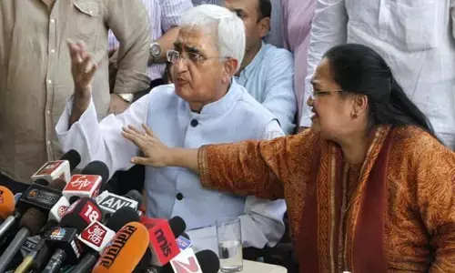 सलमान खुर्शीद की पत्नी और सचिव के खिलाफ गैर जमानती वारंट, 16 अगस्त को होगी अगली सुनवाई सलमान खुर्शीद की पत्नी और सचिव के खिलाफ गैर जमानती वारंट, 16 अगस्त को होगी अगली सुनवाई